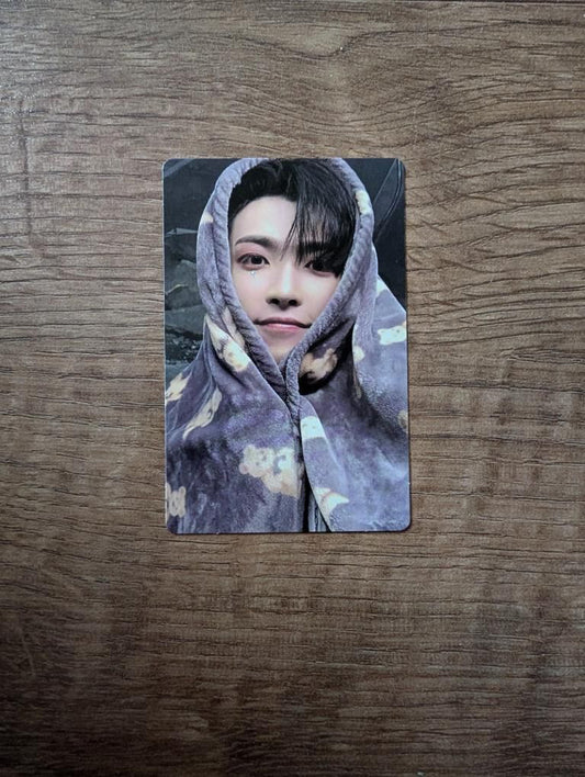 ATEEZ - Hongjoong Spin off blanket photocard.